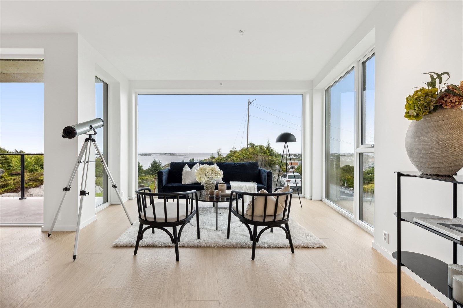 Store vindusflater som gir rikelig med lysinnslipp og panoramautsikt ut mot havet Galleribilde