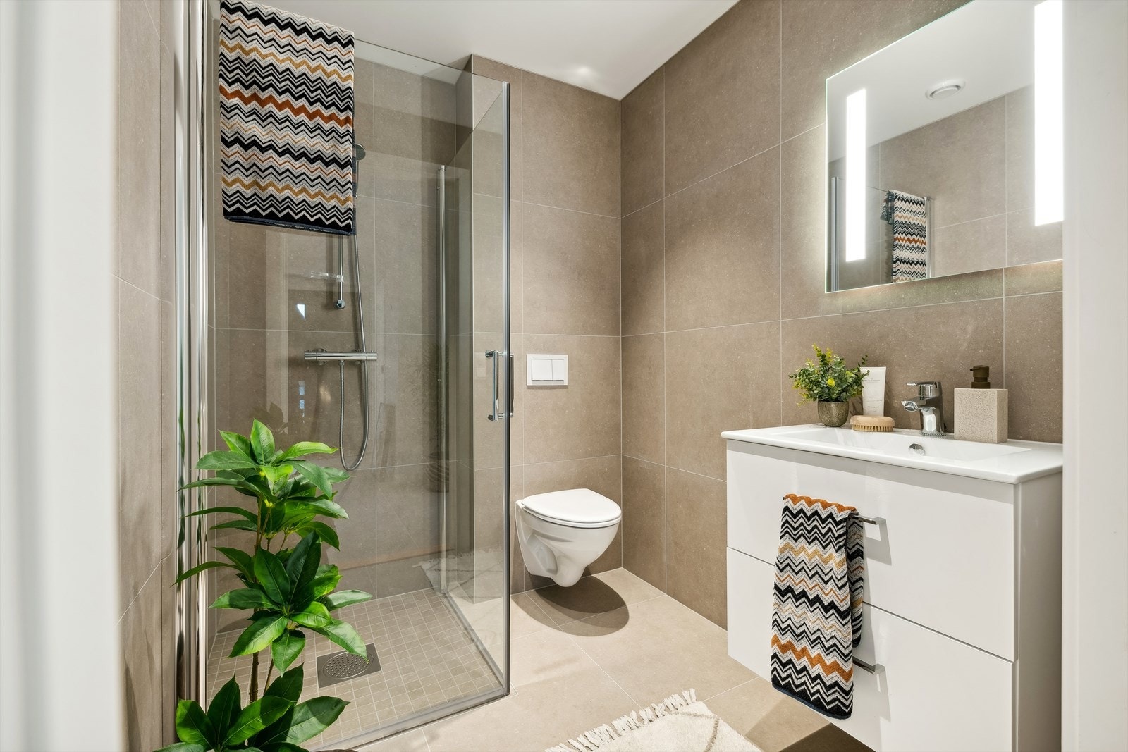 Leiligheten har to bad med gode kvaliteter og varme i gulv. Galleribilde