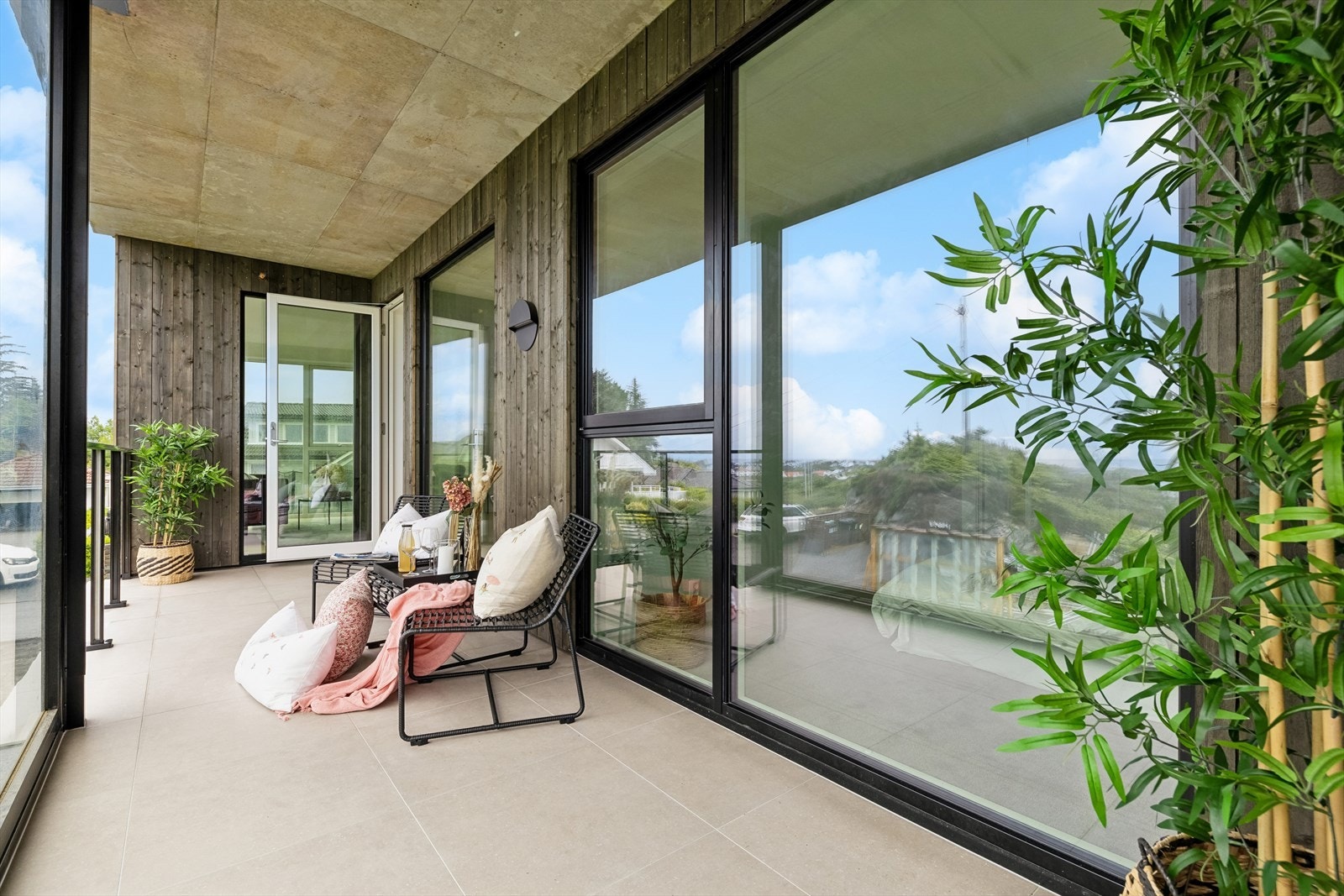 Det er god plass til møbleringssoner på terrassen. Galleribilde