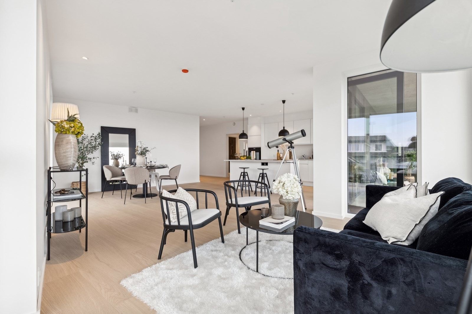 Åpen stuekjøkken løsning som gjør det enkelt å innrede flere møbleringssoner. Galleribilde