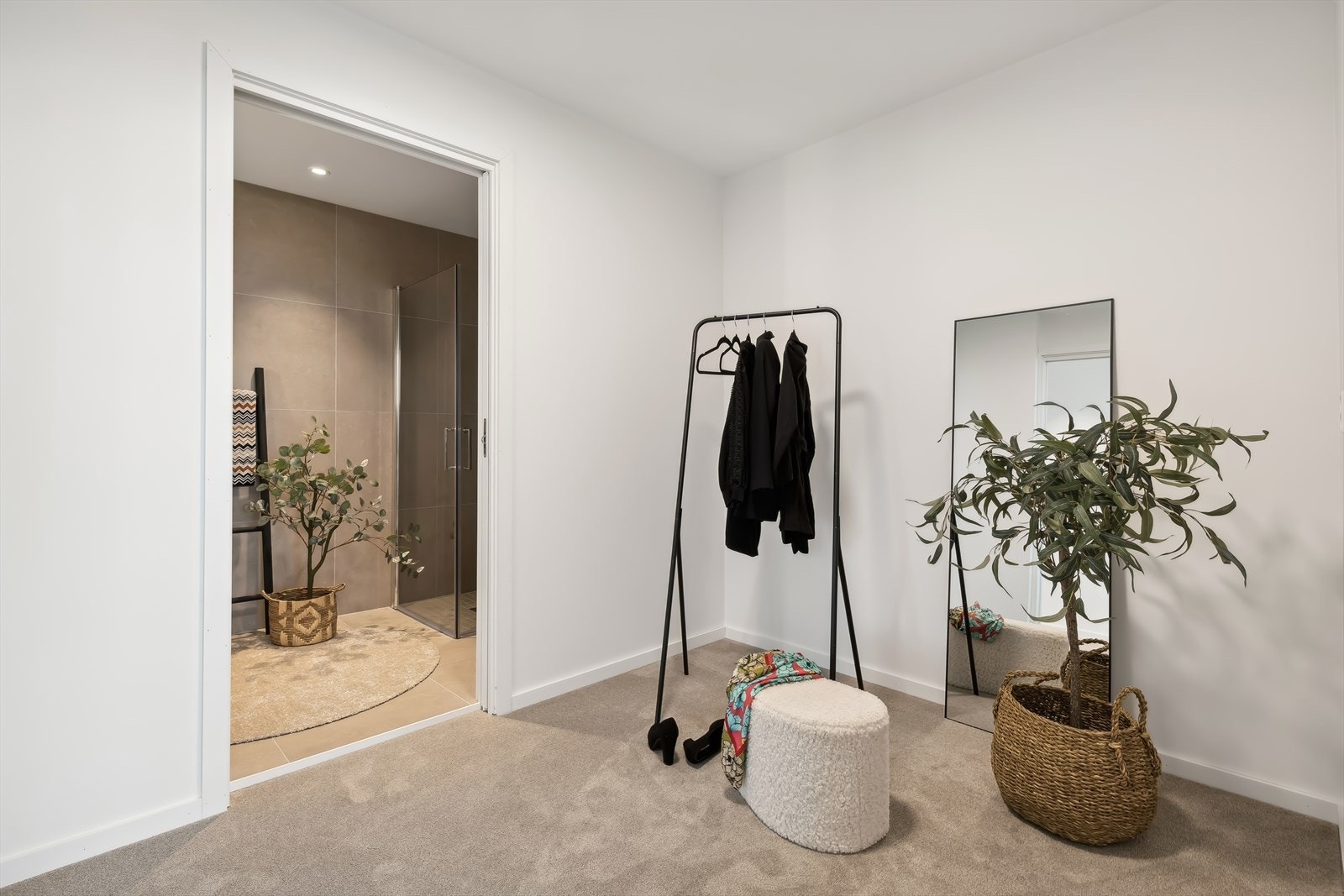 I garderoben er det god plass til klesskap og ønskelig innredning Galleribilde