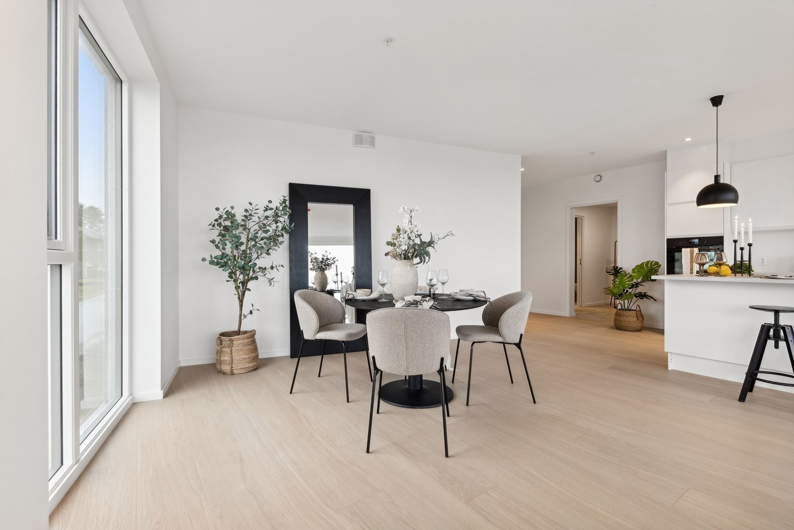 En-stavs parkett i leiligheten. Galleribilde