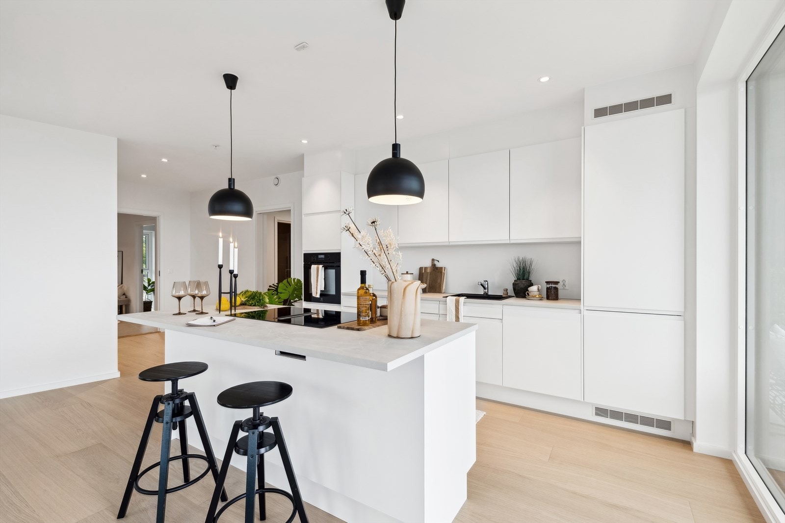 Moderne kjøkken med integrerte hvitevarer og kjøkkenøy. Galleribilde