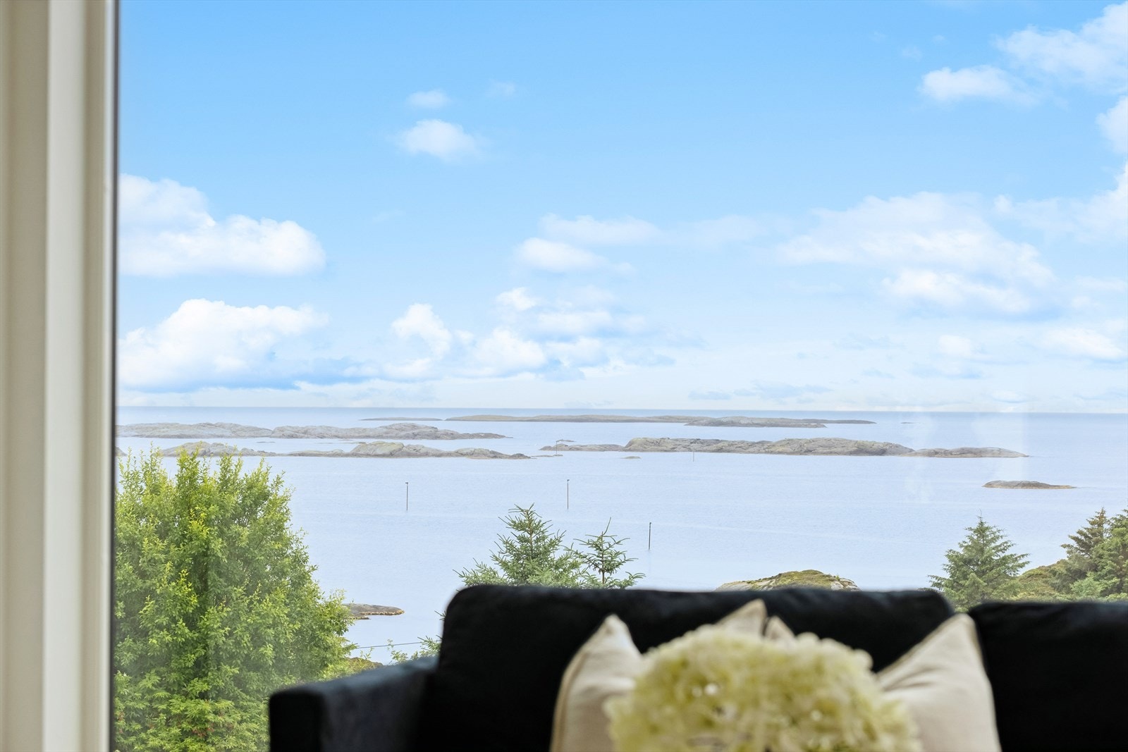 Nydelig utsikt ut mot havet fra stue og kjøkken. Galleribilde