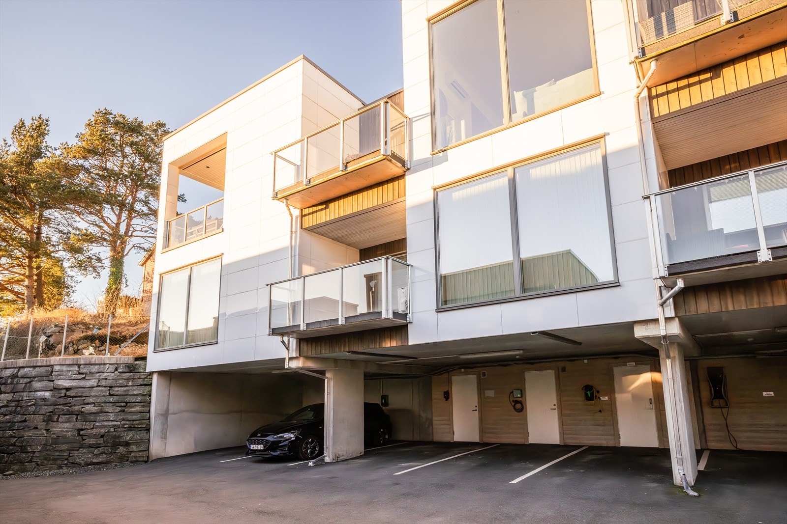 Leiligheten disponerer fast plass i parkeringsanlegg med elbillader. Galleribilde
