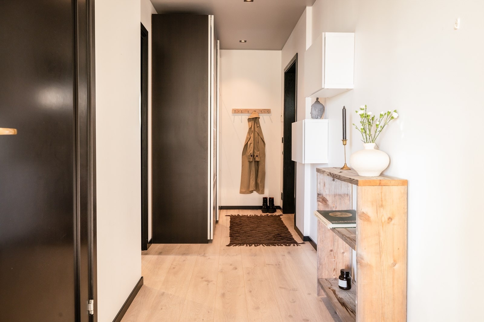 I gangen er det god plass til oppbevaring, både i skap og oppheng på vegg. Galleribilde