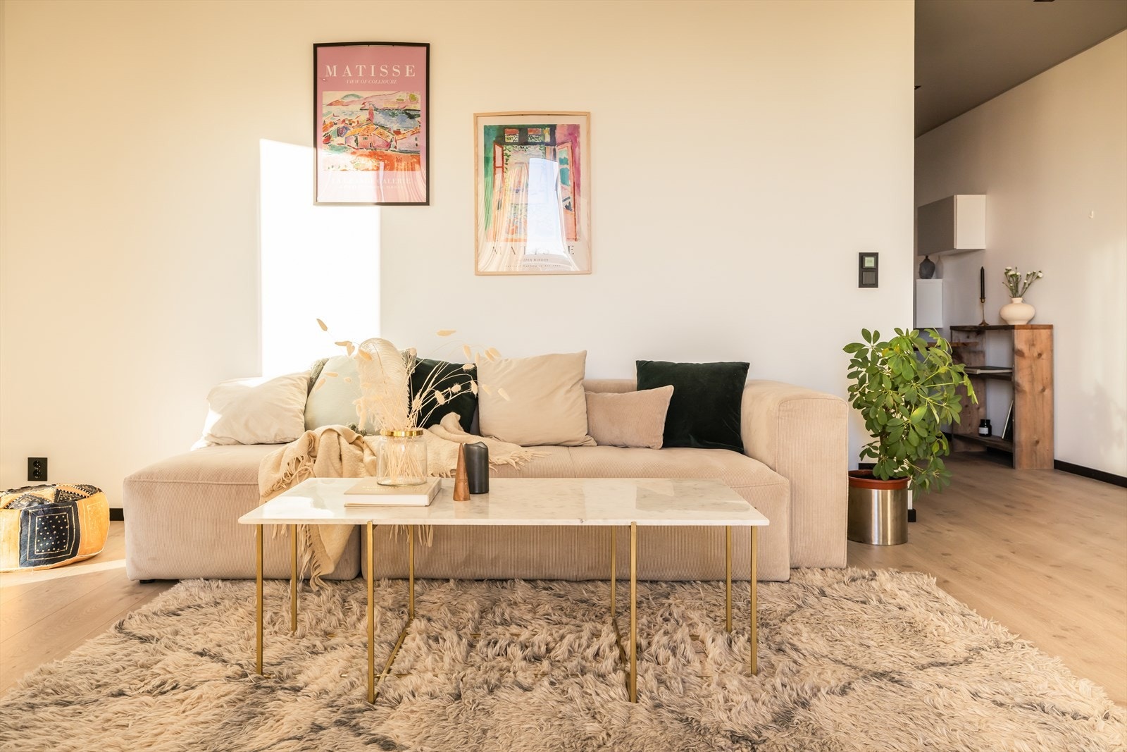 Rommet er på 21 m² og gir god plass til sofagruppe og annet ønsket møblement. Galleribilde