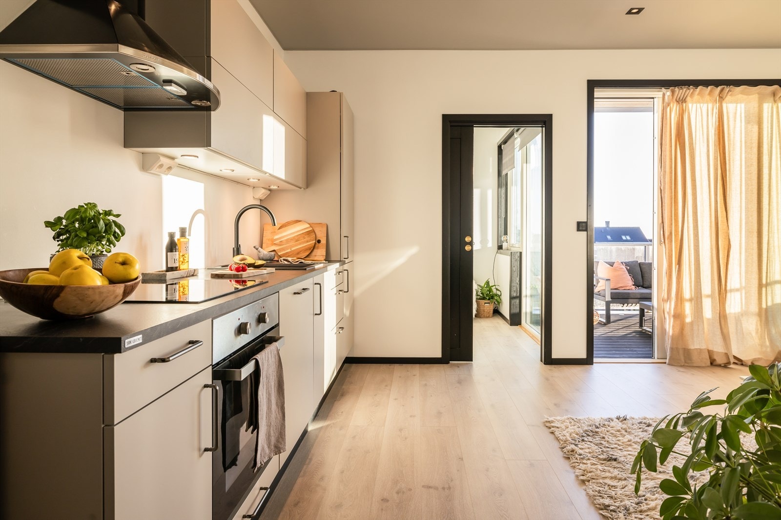 Soverom 2 er smart adskilt med en stilren skyvedør, som gir mulighet for både åpen og avskjermet romløsning. Galleribilde