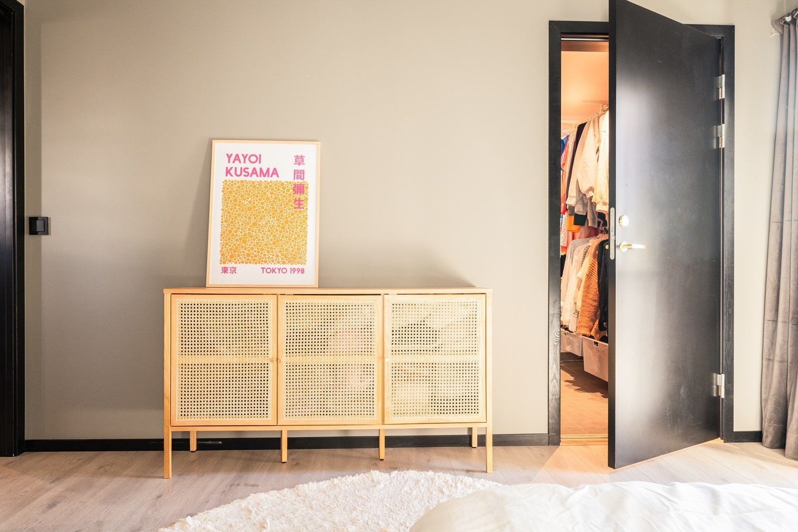 Videre har rommet eget walk-in garderobe, hverdagsluksus på sitt beste. Galleribilde