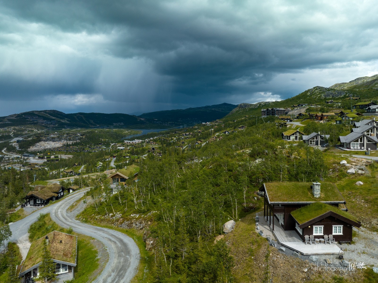 Gaustatoppen Naturpark byr på en utrolig naturskjønn beliggenhet. Utsikten fra tomten/området er betagende, med panoramautsikt over Kvitåvatn Galleribilde