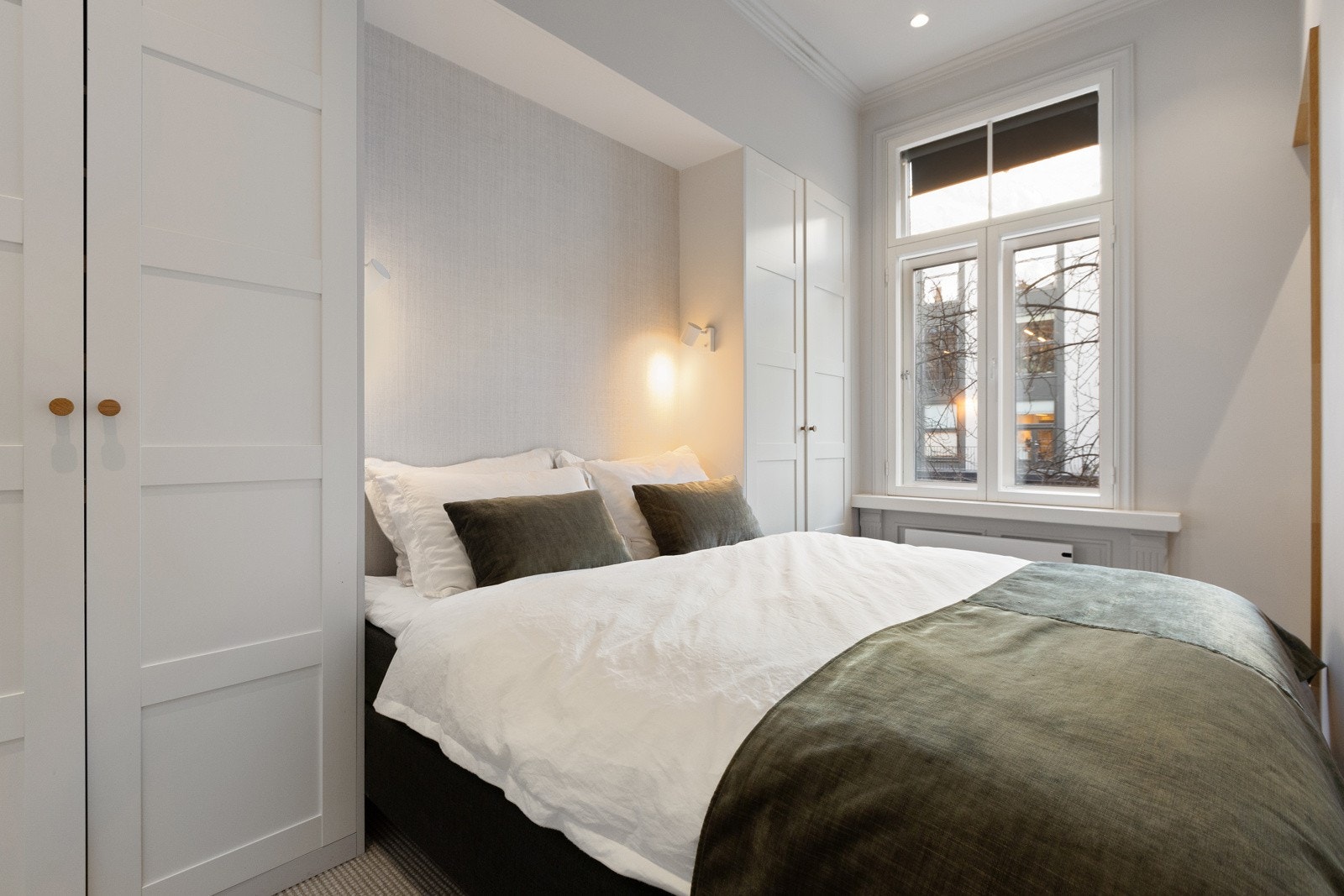 Lyst og romslig soverom med adkomst via to innganger Galleribilde