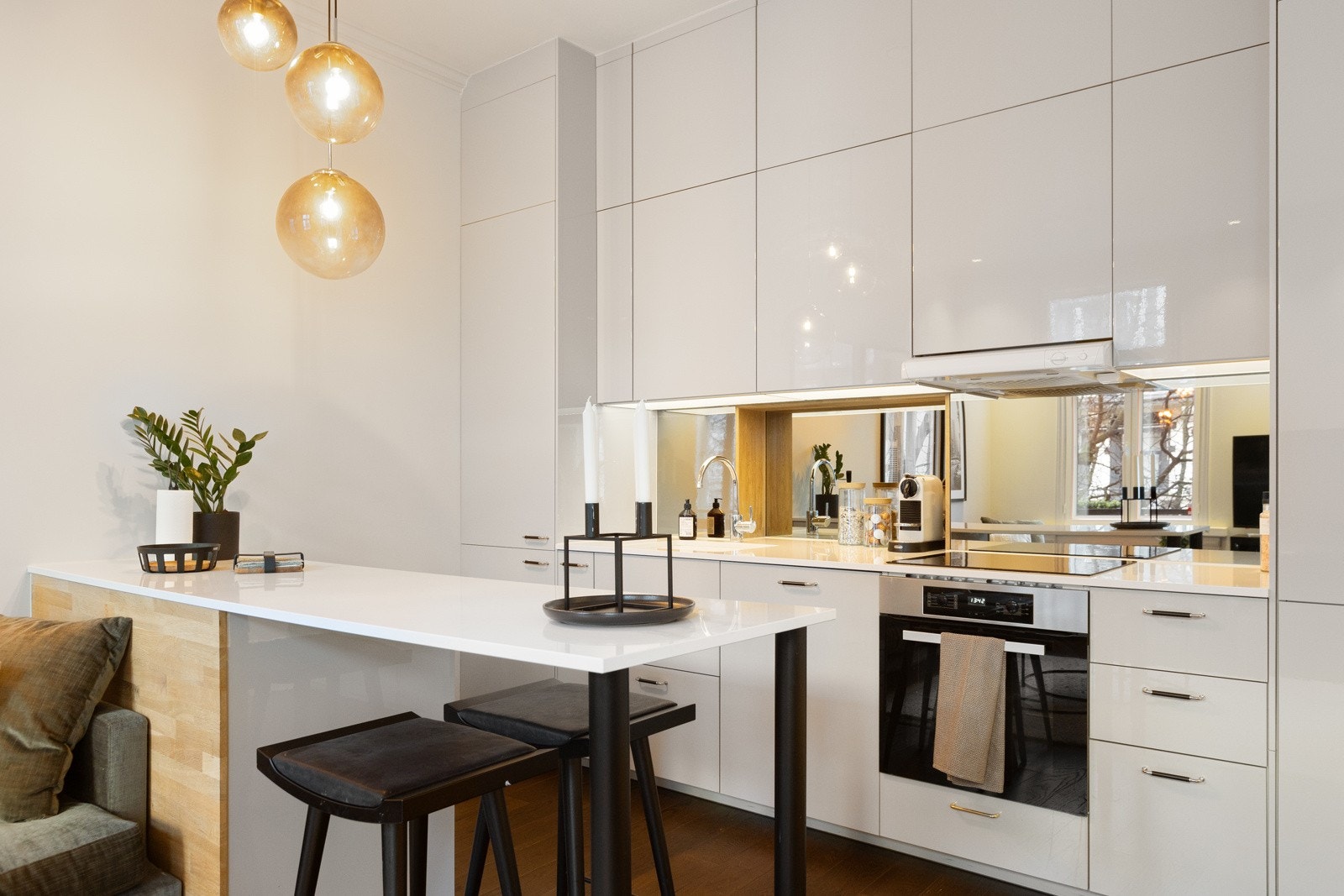 Kjøkkeninnredningen har glatte fronter og her er det rikelig med benkeplass samt gode oppbevaringsmuligheter i over- og underskap Galleribilde