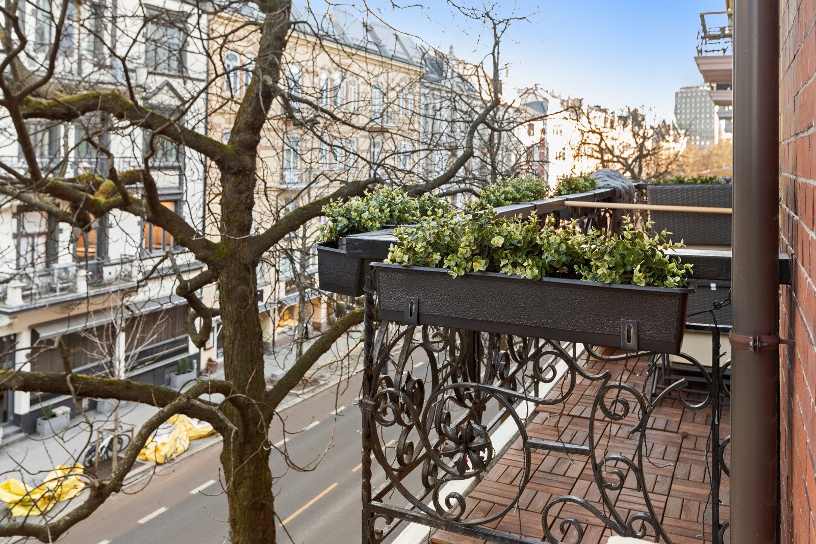 Utgang fra vindu i stue til en balkong på 2 m² Galleribilde