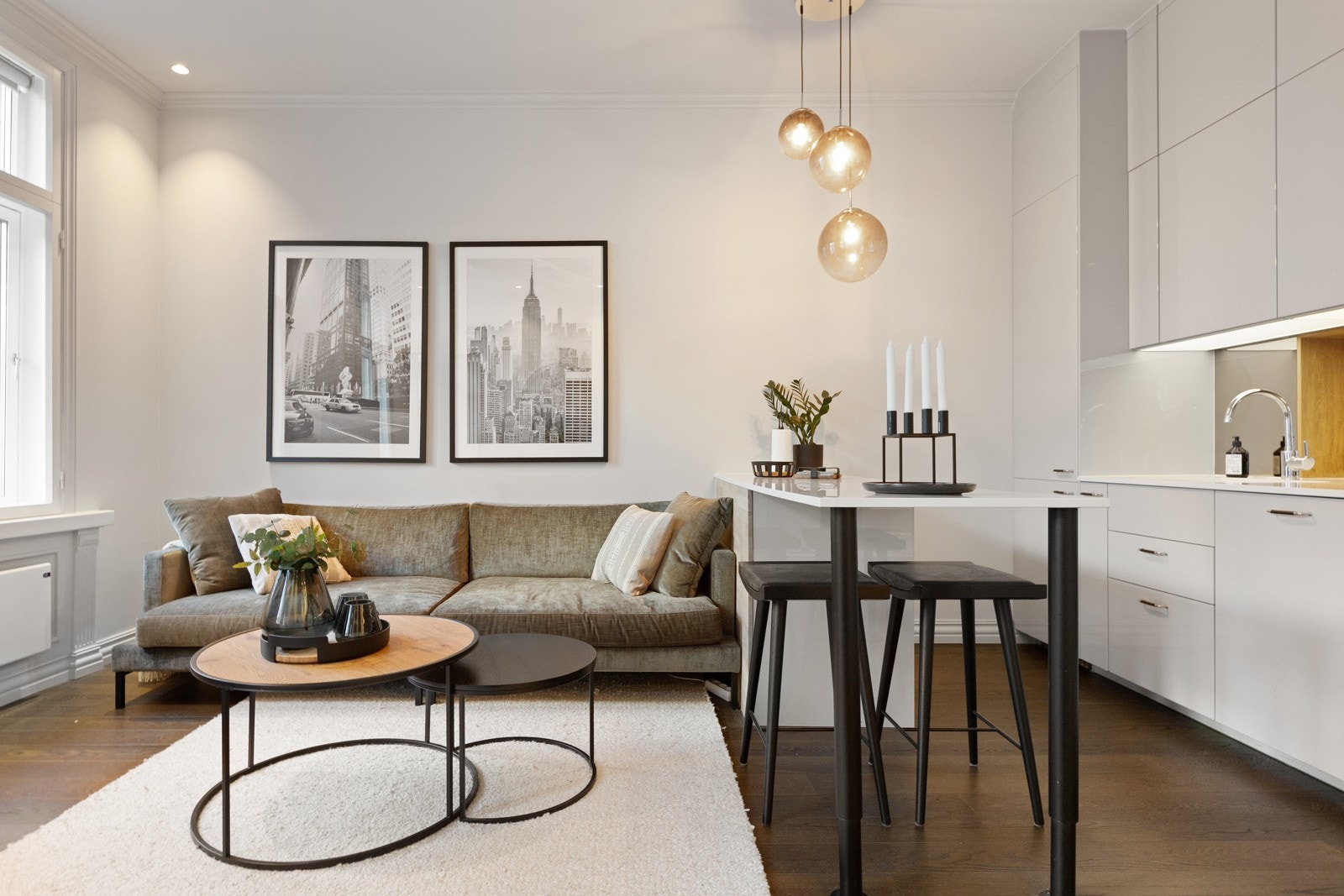 uftig stue med store vindusflater som slipper inn godt med naturlig lys, og skaper en god atmosfære Galleribilde