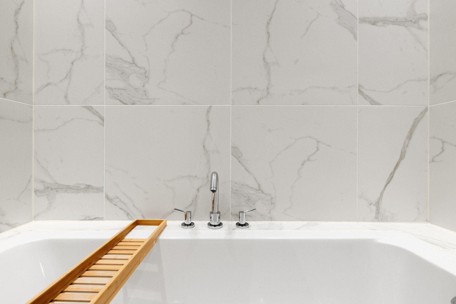 Her kan du slappe av og nyte et behagelig bad i stilrent badekar Galleribilde