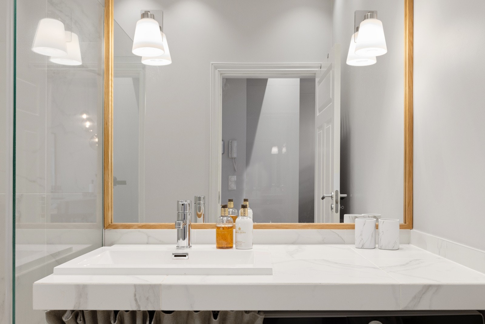 Badet har opplegg for vaskemaskin og har balansert ventilasjon Galleribilde