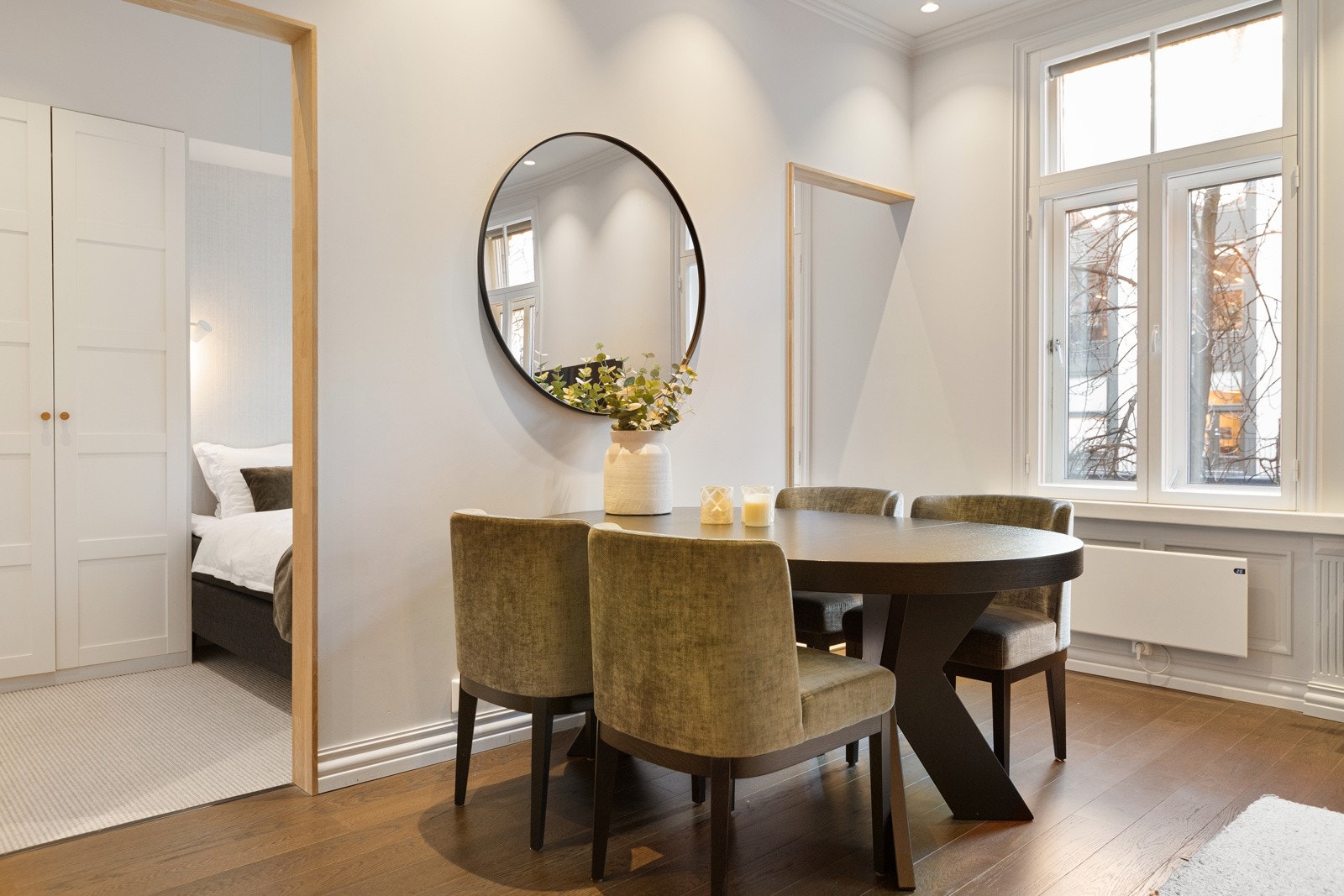 I stuen er det plass til et spisebord som gir mulighet for en naturlig og fin soneinndeling av oppholdsrommet Galleribilde