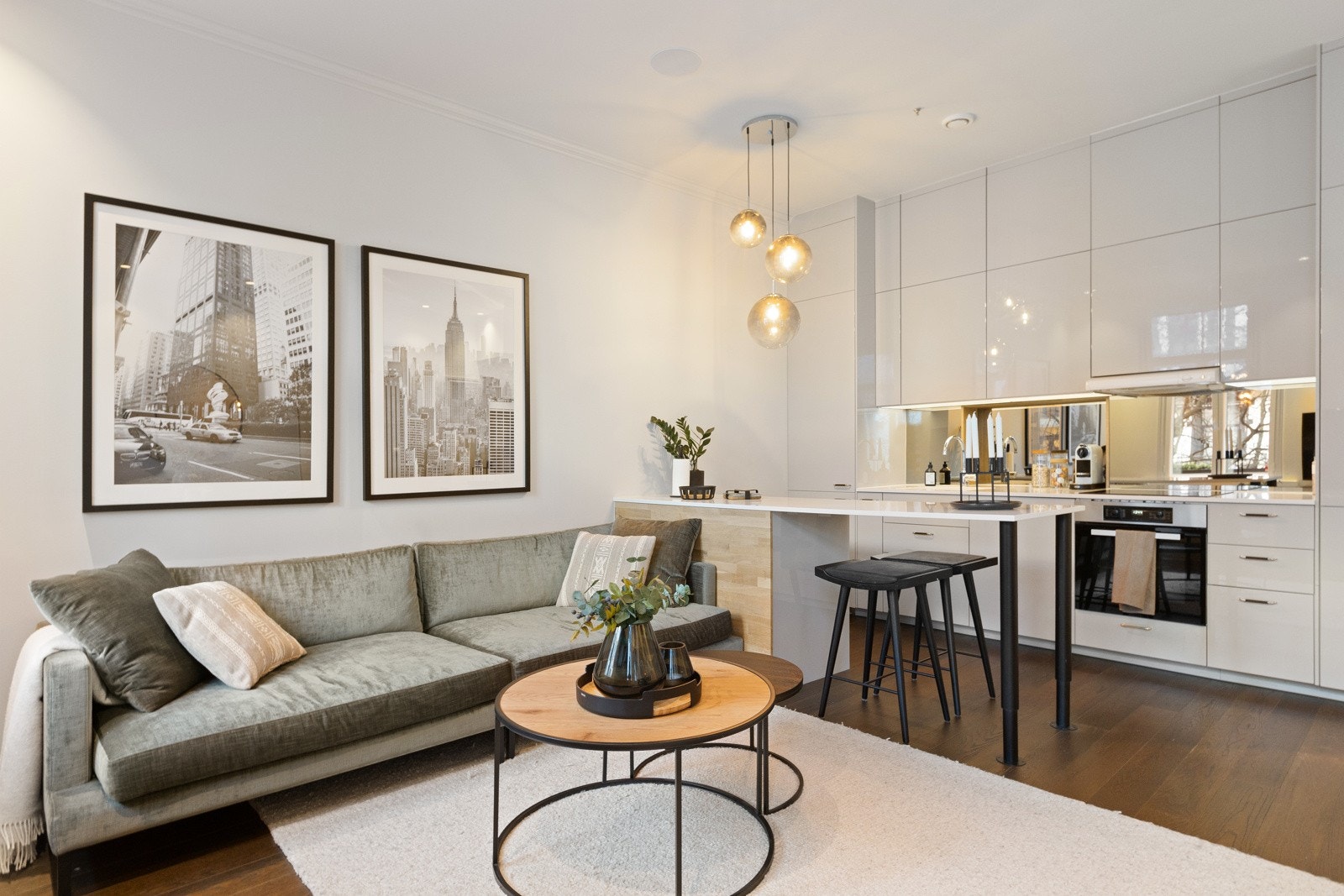 Leiligheten har god arealutnyttelse med kjøkken og stue i ett og samme rom Galleribilde