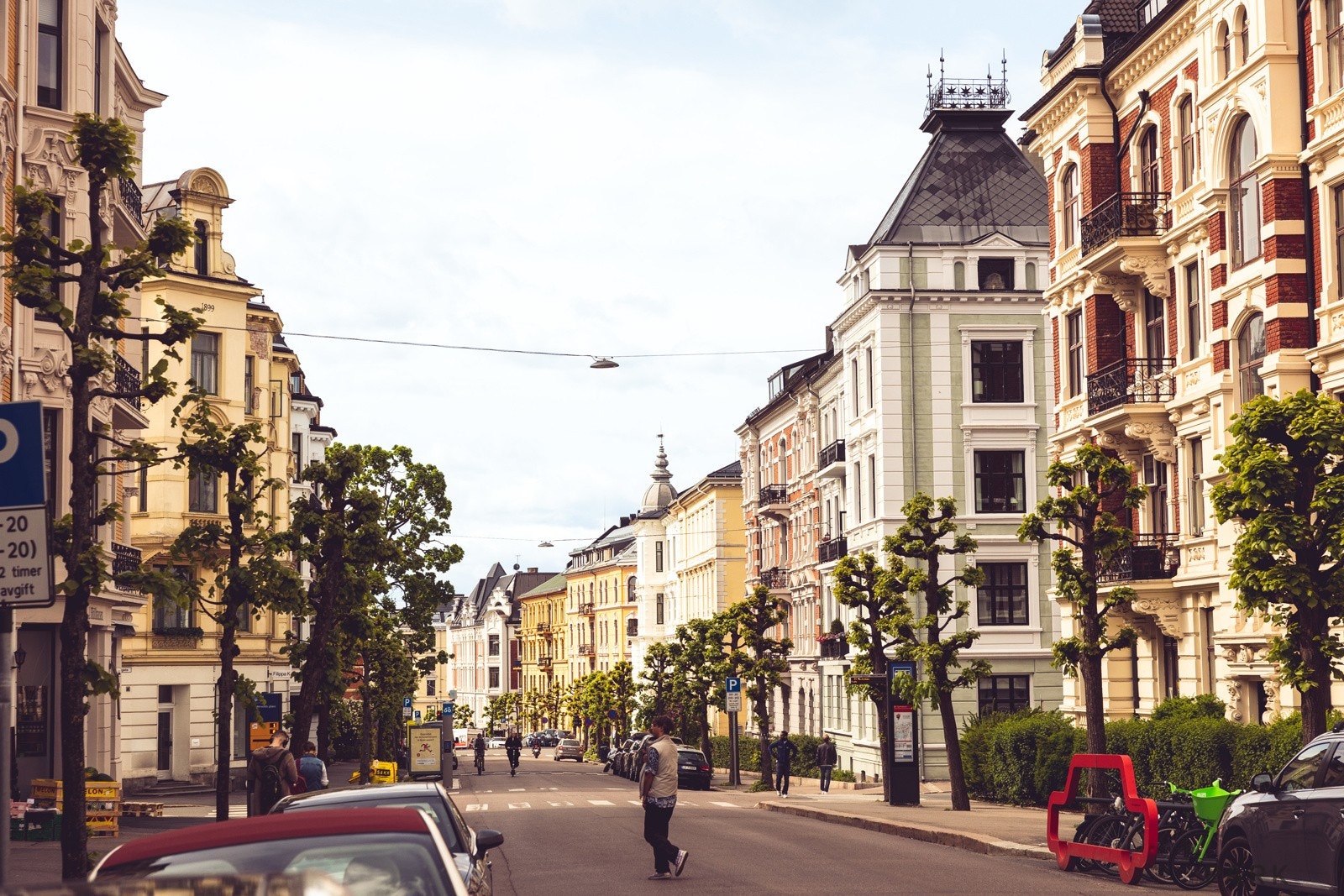 Bebyggelsen i området er preget av store byvillaer og fornemme bygårder fra 1800-tallet, og er i dag hjem for mange ambassader og ambassaderesidenser Galleribilde
