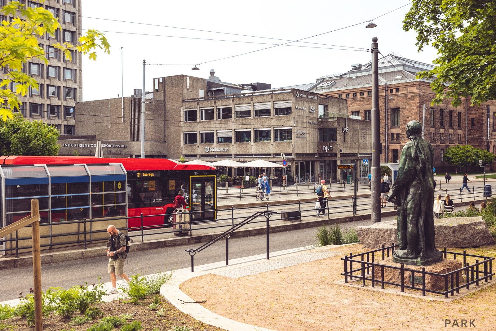 Området har et godt kollektivtilbud via buss, trikk og T-bane. Galleribilde