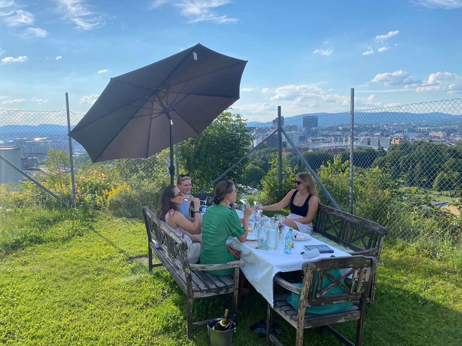 Selgers private bilder - Sameiet disponerer flere flotte uteområder som fungerer som naturlige samlingspunkter, perfekt for både avslapning og sosialt samvær. Fra disse uteplassene kan du nyte vakre utsiktsforhold, og de gir en ideell ramme for å tilbring Galleribilde