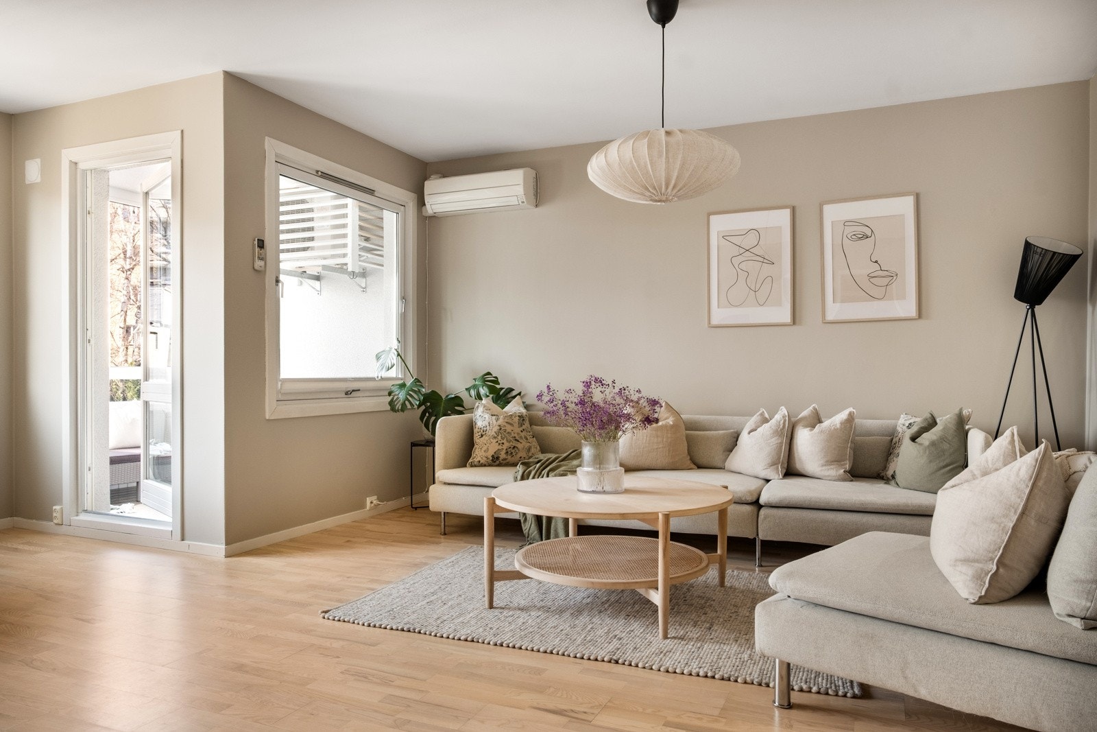 Delikate farger og parkettgulv gir en fin harmoni i stuen. Galleribilde