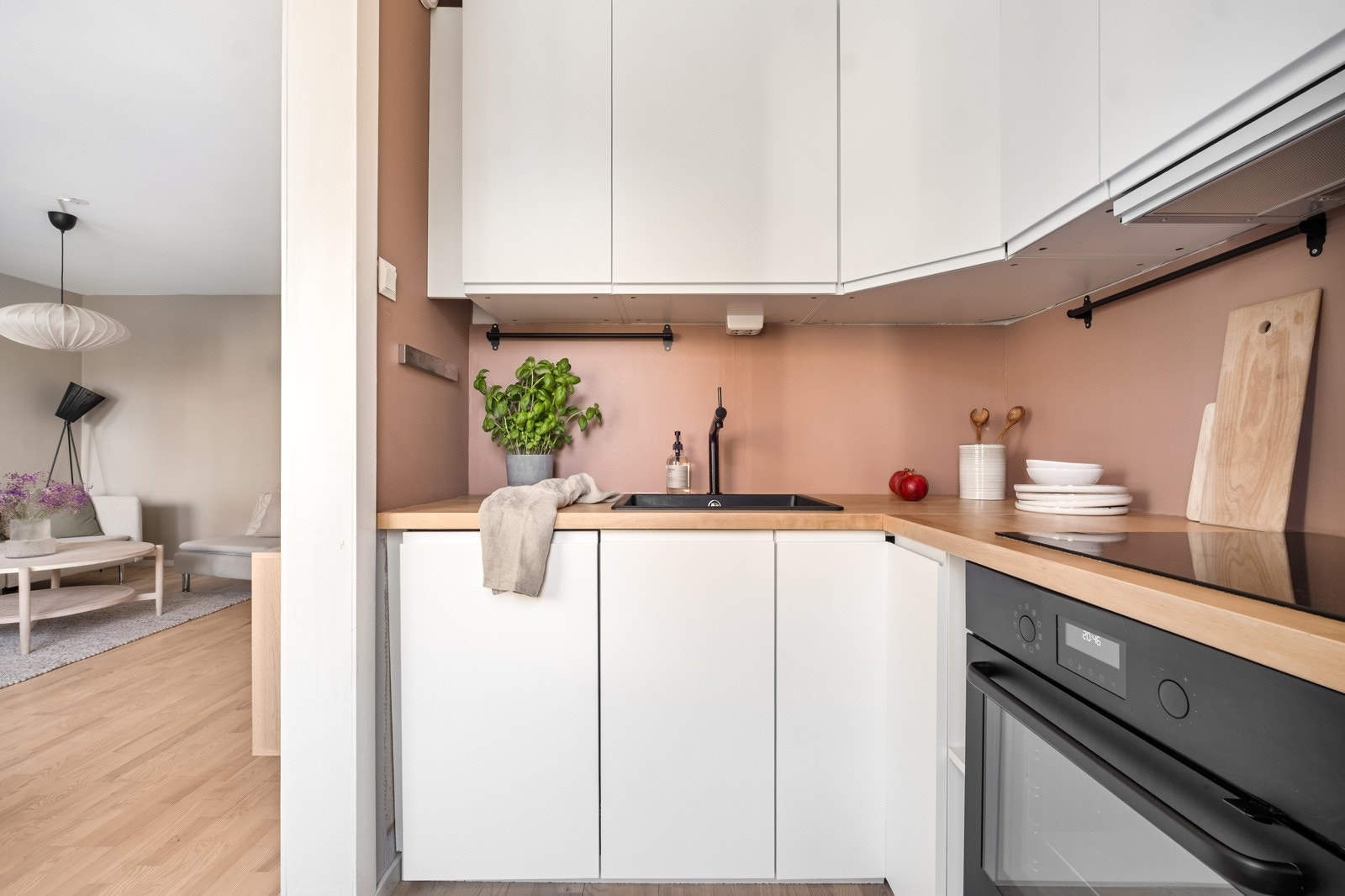 Kjøkkenet har integrerte hvitevarer og induksjonstopp. Galleribilde