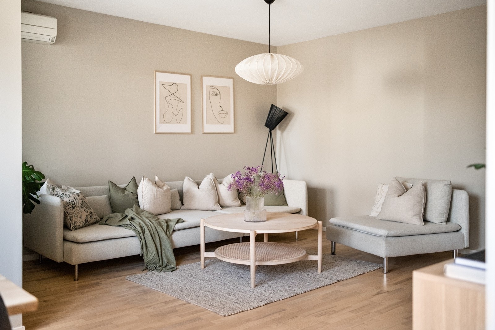 Stuen jhar plass til en romslig sittegruppe og separat spisebord. Galleribilde