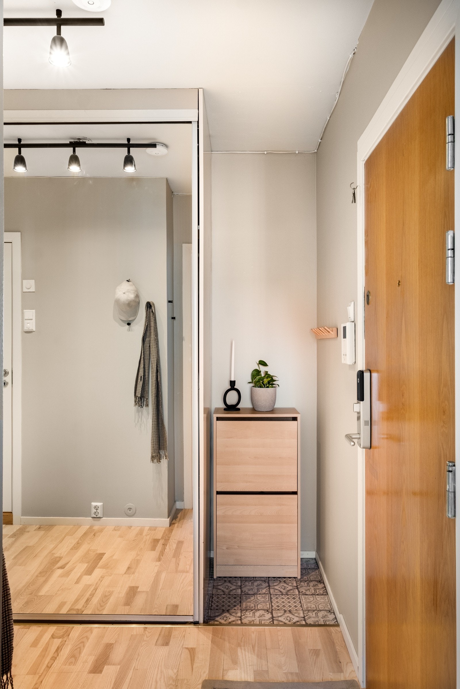 Inngangspartiet er et hyggelig første møte med leiligheten. Galleribilde