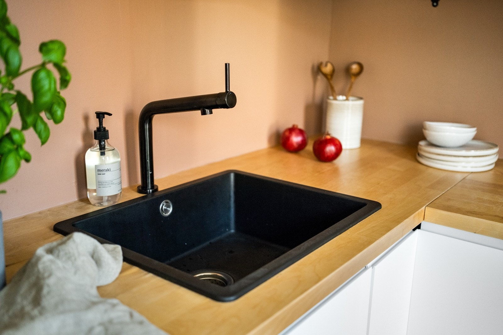 Kjøkkenet er velutstyrt og har lekre fargekombinasjoner. Galleribilde