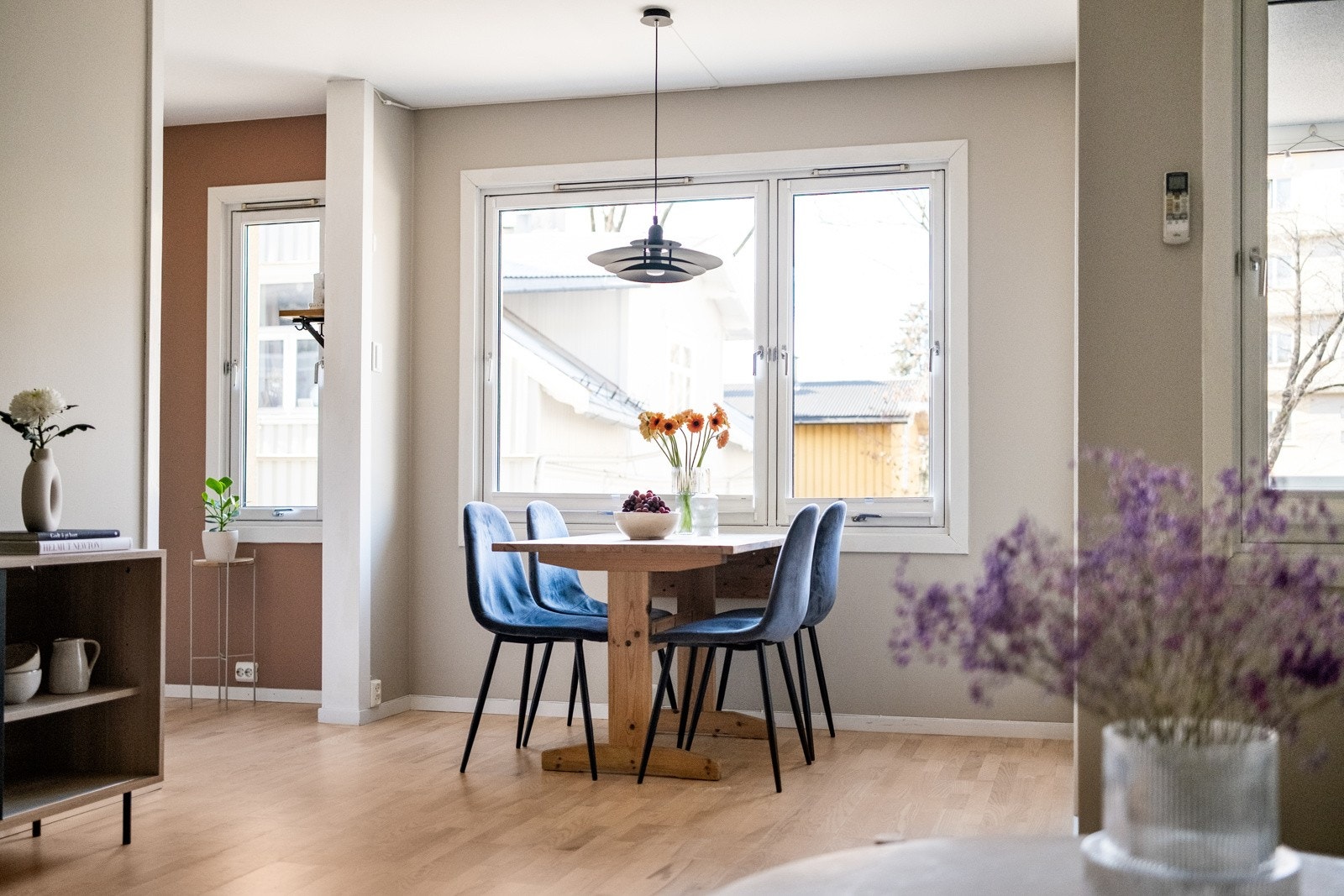 Det kommer rikelig med naturlig dagslys fra vindusflatene. Galleribilde