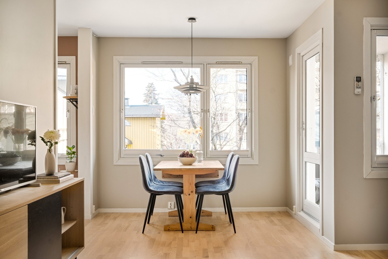 Boligen har utsyn mot rolig bakgård og minimalt med innsyn. Galleribilde