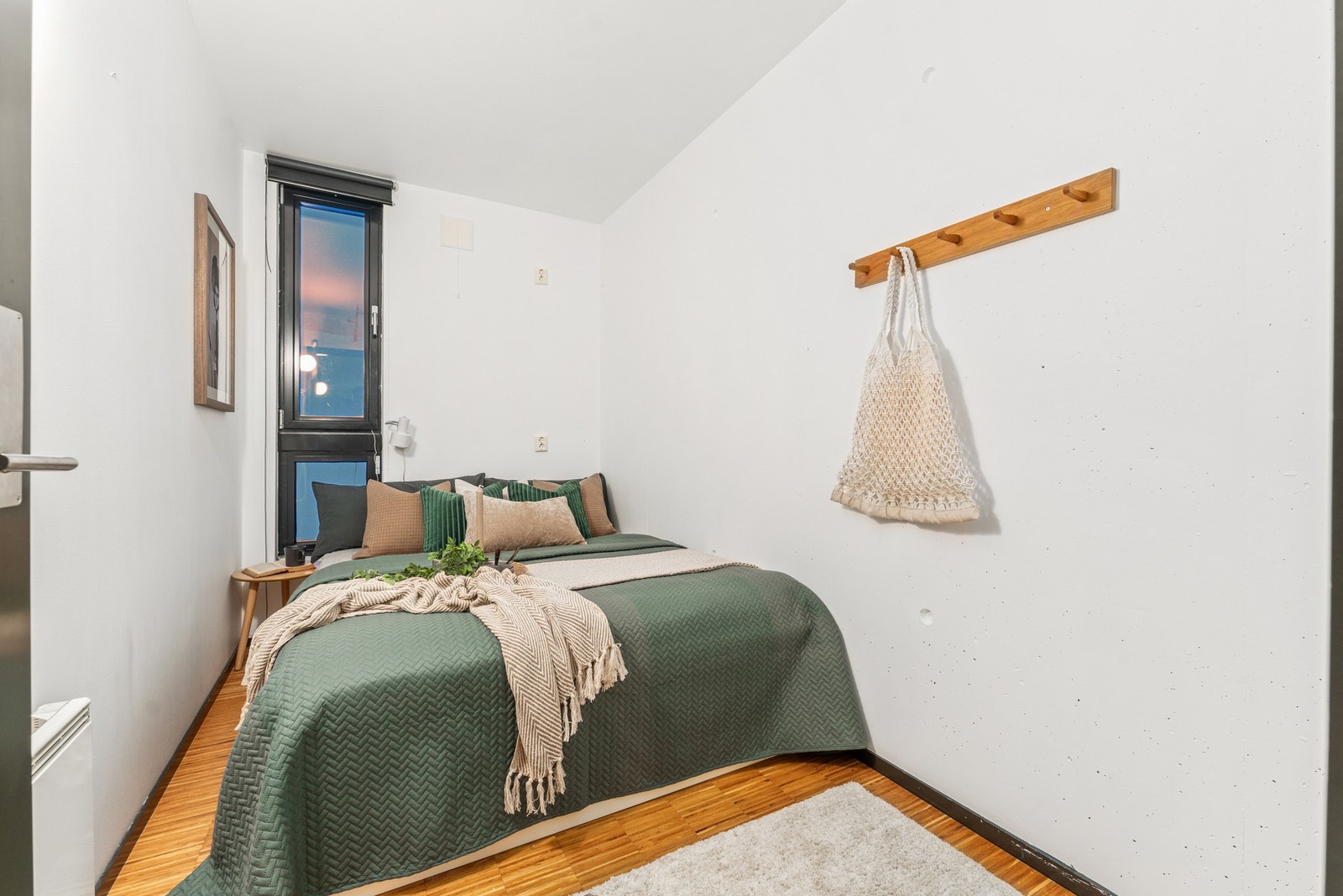 Det er to soverom, her det ene rommet med dobbeltseng. Galleribilde