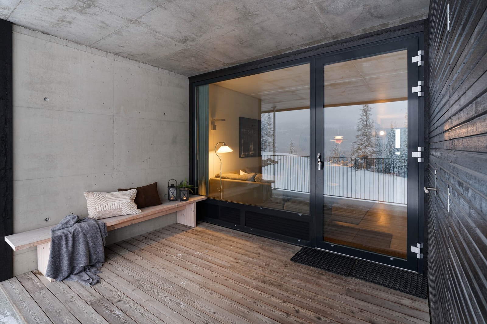 Romslig og usjenert balkong. Galleribilde