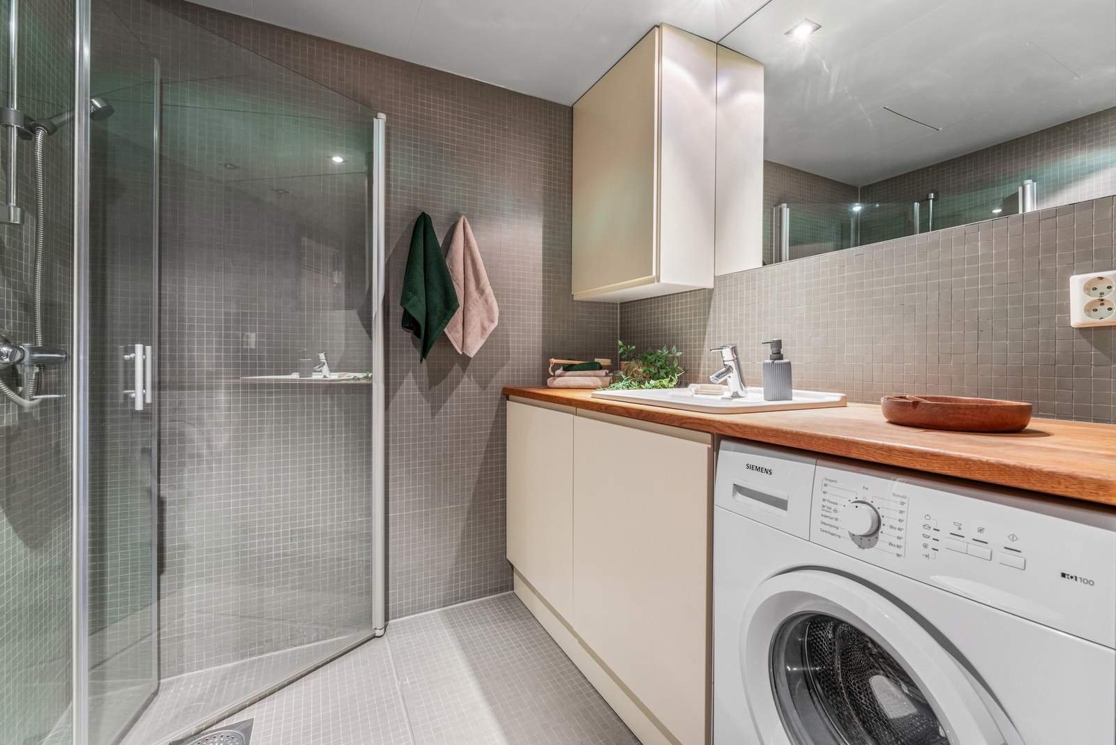 Flott flislagt bad med opplegg for vaskemaskin. Galleribilde