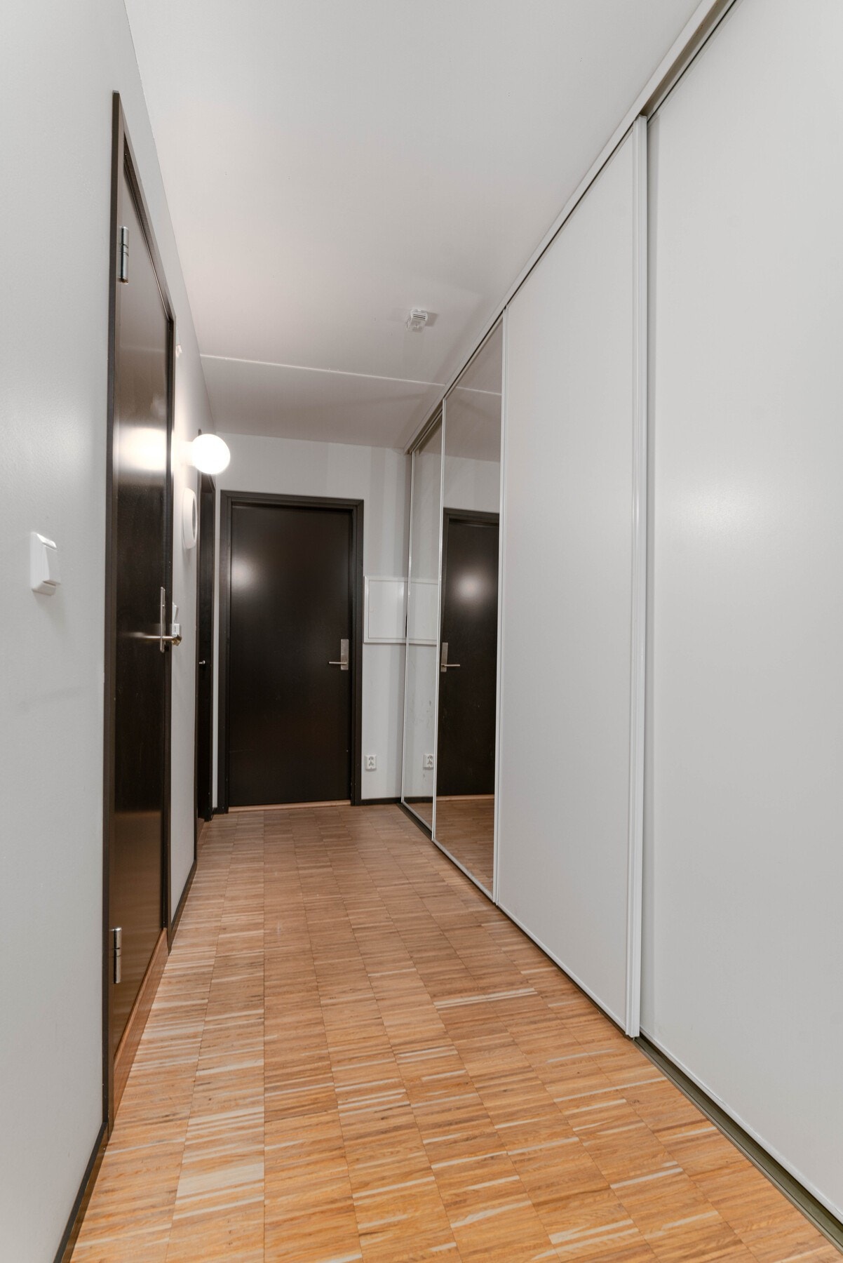 Det er smarte garderobeløsninger i leiligheten. Galleribilde