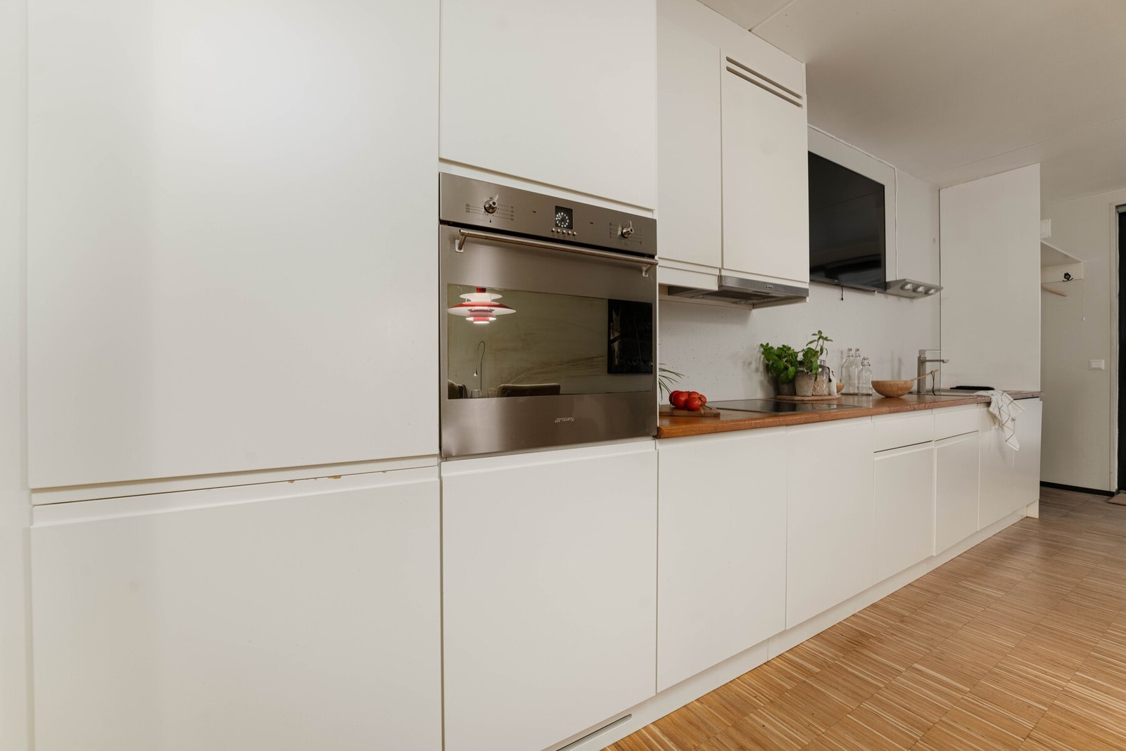 Lekker og moderne kjøkkeninnredning med glatte mørke fronter. Galleribilde