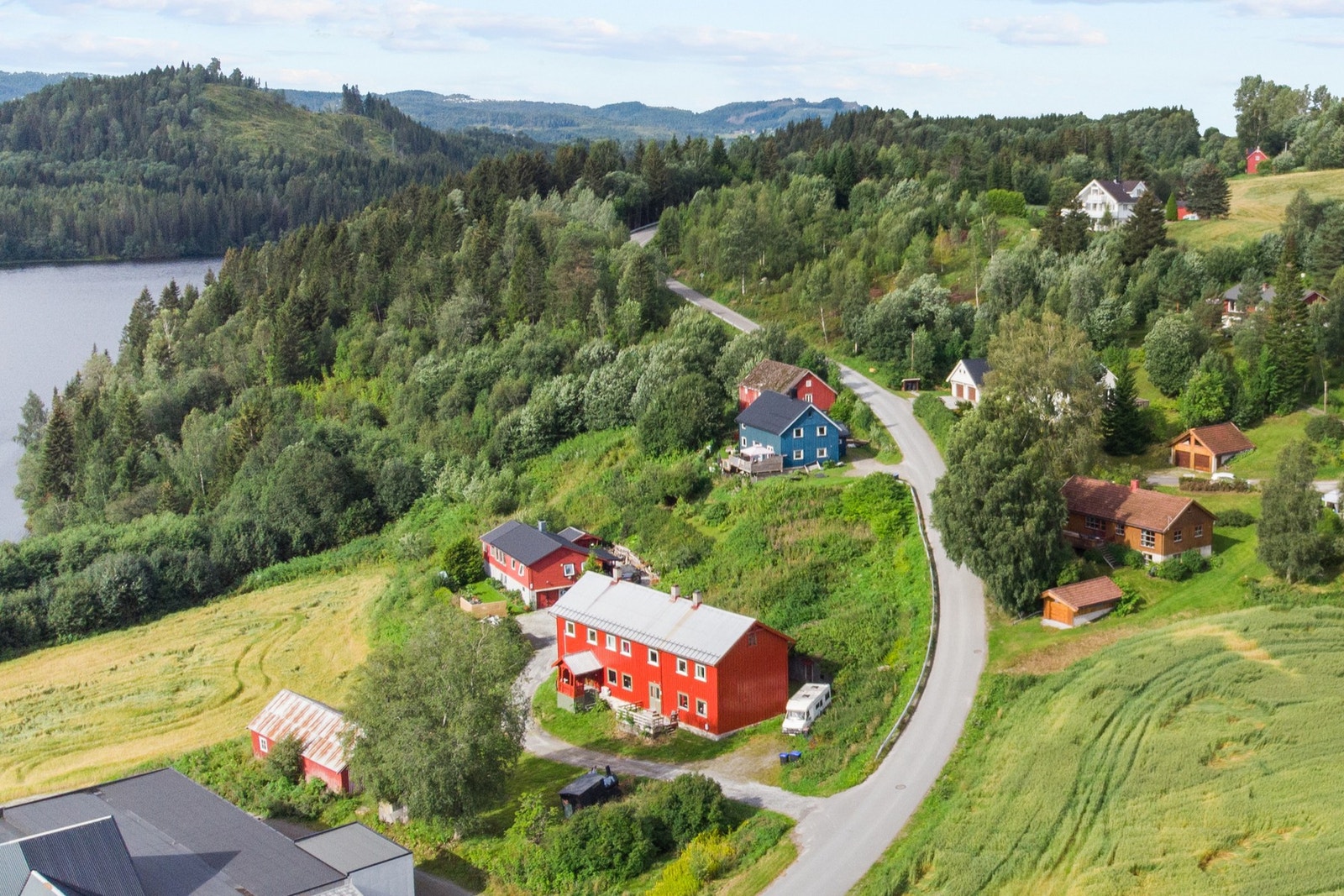 Sentral og fin beliggenhet i bygdesenteret Binde i Stod, ca 12 km fra Steinkjer sentrum. Galleribilde