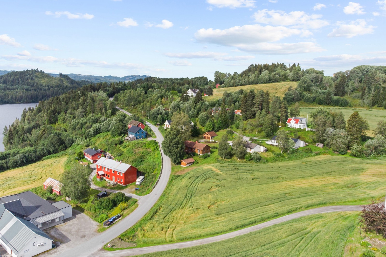 Kort vei til butikk, barnehage, skole, badeplass og idrettsanlegg. Galleribilde