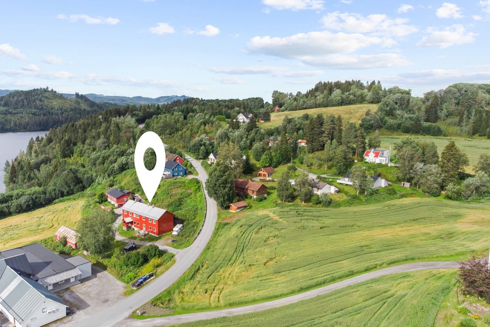 Sentral og fin beliggenhet i bygdesenteret Binde i Stod, ca 12 km fra Steinkjer sentrum. Aktivt og godt bomiljø. Kort vei til butikk, barnehage, skole, badeplass og idrettsanlegg. Fin utsikt mot Dyen. Galleribilde