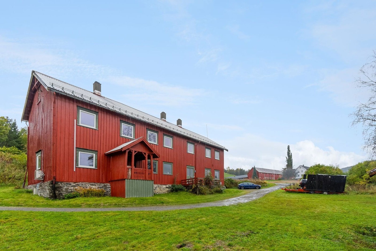 Det er to separate innganger, men begge enhetene knyttes sammen av innvendig dør i 2. etg. Galleribilde