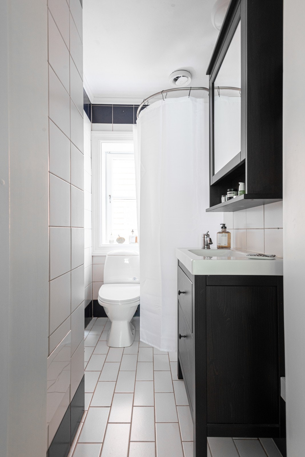 Lyst bad med vindu og pen innredning Galleribilde