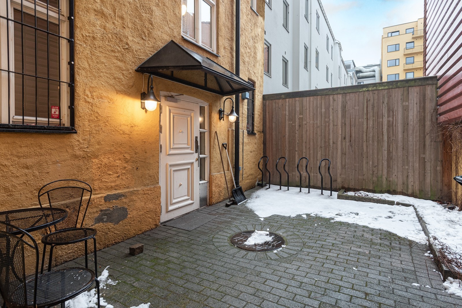 Hyggelig bakgård med sykkelstativ og utemøbler Galleribilde