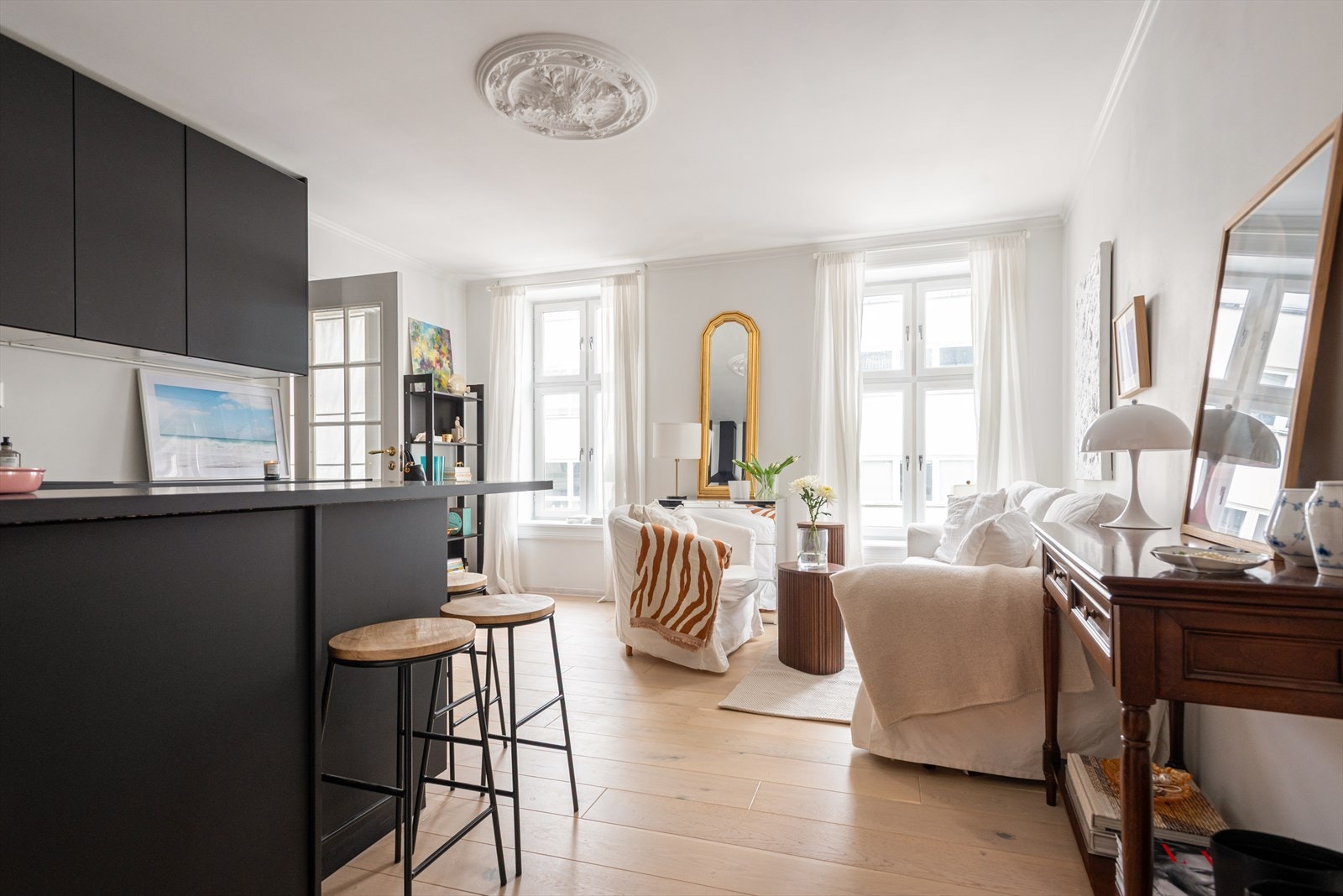 God takhøyde, rosett og store vinduer skaper en lys og luftig atmosfære Galleribilde