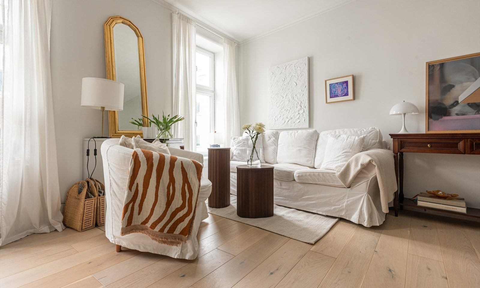 Pen enstavs eikeparkett og delikat fargevalg Galleribilde