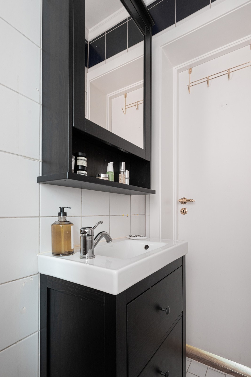 Vaskemaskinen er plassert på kjøkkenet Galleribilde