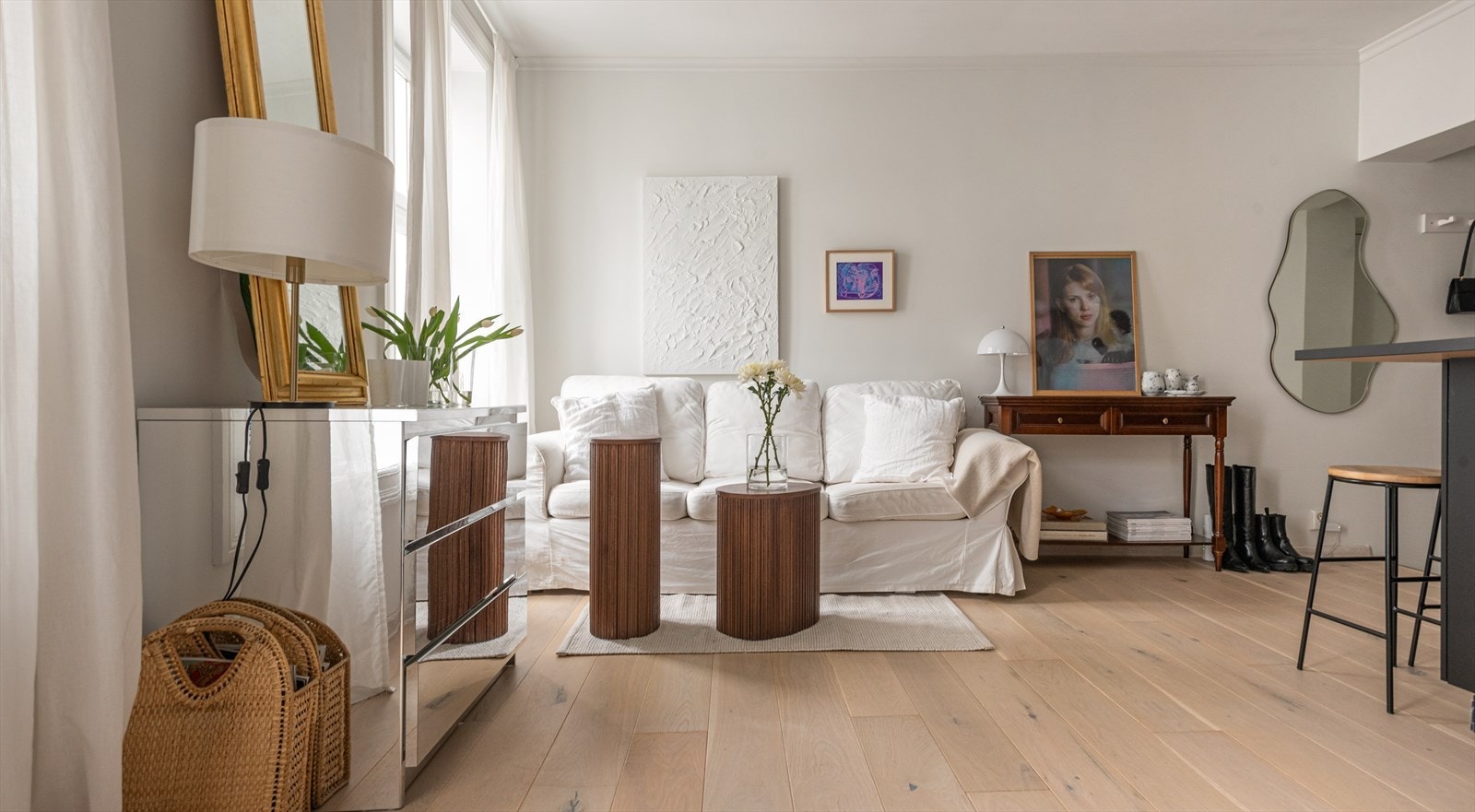 Romslig stue med god plass til diverse møblement Galleribilde