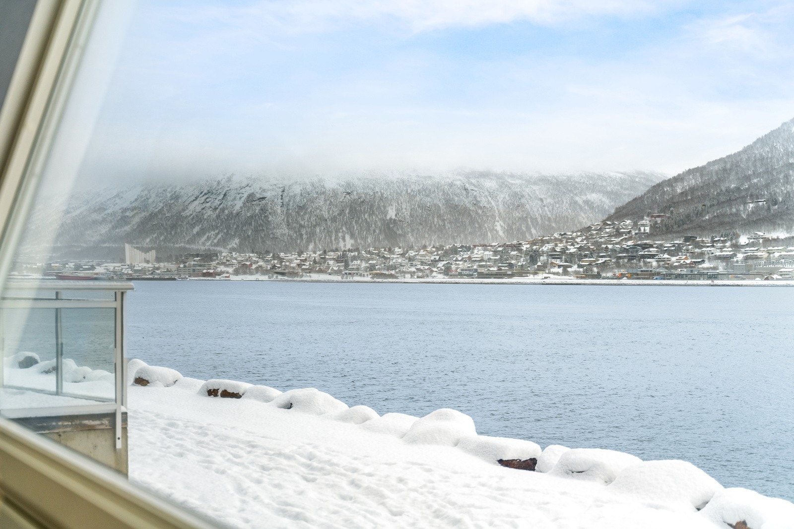 Utsikt over sjø, fjell og fastlandssiden - nydelig! Galleribilde