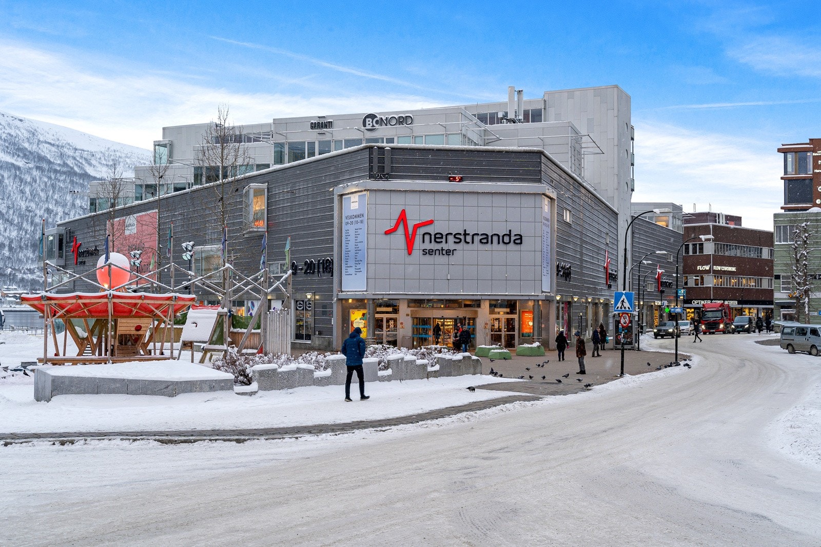 Tromsø sentrum og alt det har å by på ligger ca 10 min i gåavstand fra leiligheten. Galleribilde