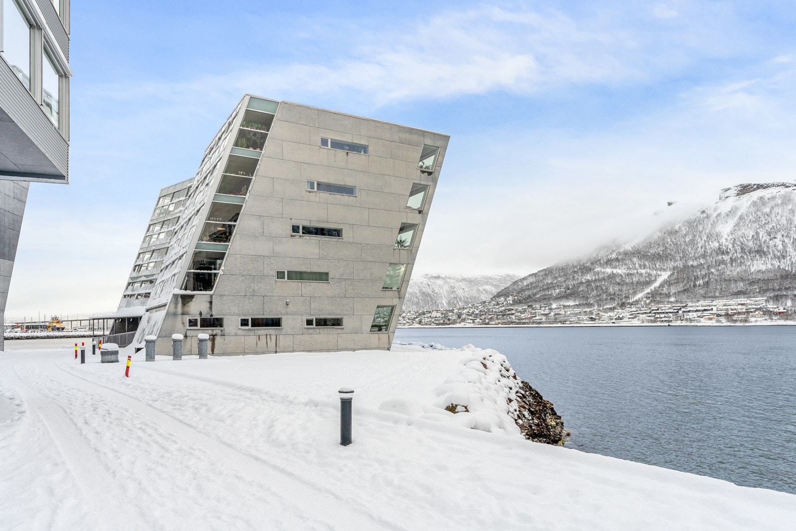 Leiligheten ligger svært fint til, i et etterspurt område, med kort gåavstand til Tromsø sentrum. Galleribilde